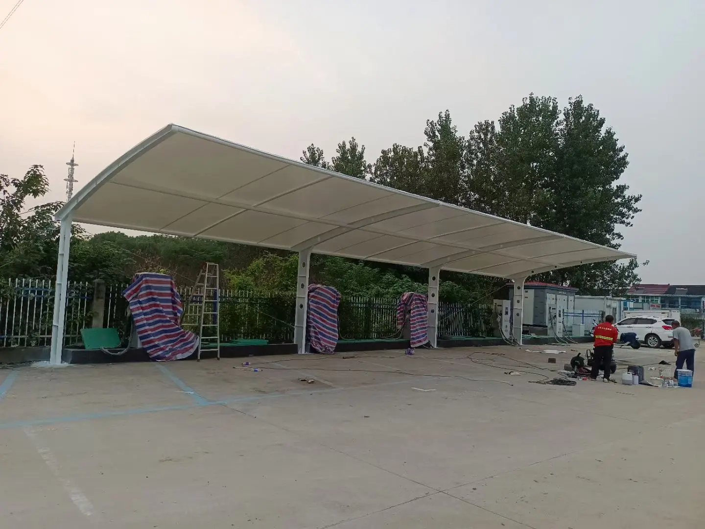 贵州剑河膜结构工程科普：山地多雨强紫外线环境，停车棚选材别只看低价